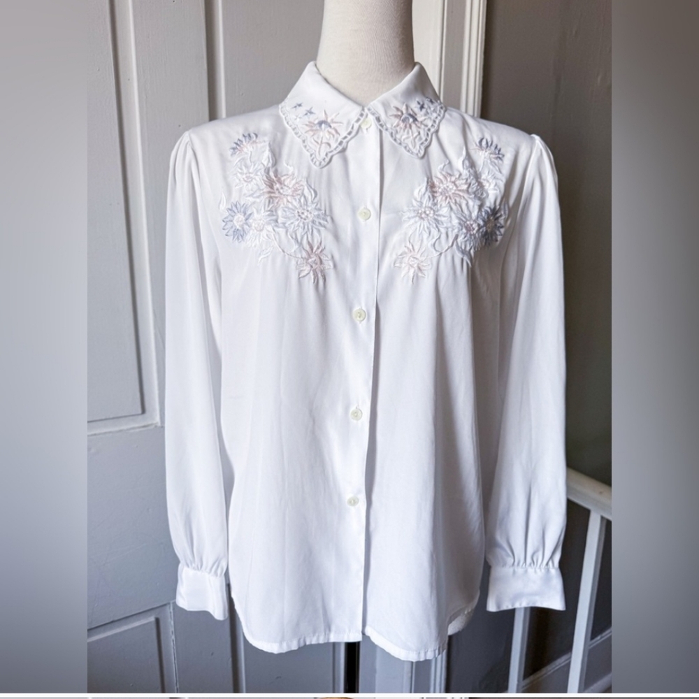 Stunning Vintage Embroidered Button Down Blouse
